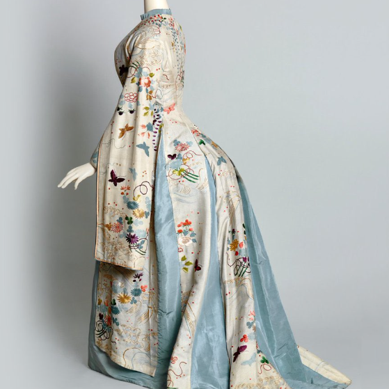 京友禅の老舗〈千總〉が手がけた“着物ガウン”がすごい。— 470年の美が洋服になった日